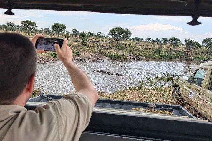 4-Day Luxury Fly-In from Zanzibar for the Wildebeest Migration