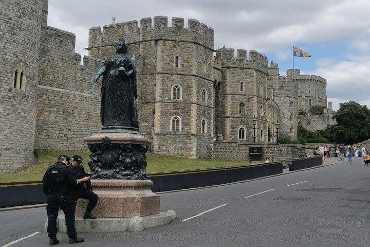 Private Hampton Court and Windsor Castle with Driver and Guide