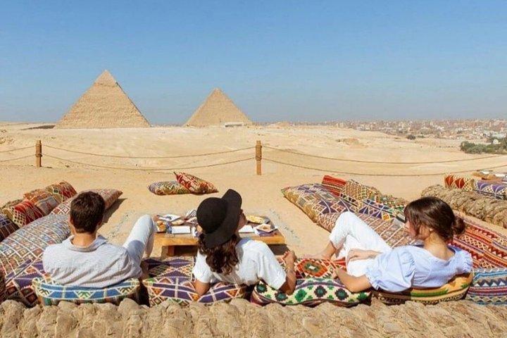 Giza Pyramids Tour with Nine Pyramids Lounge Breakfast