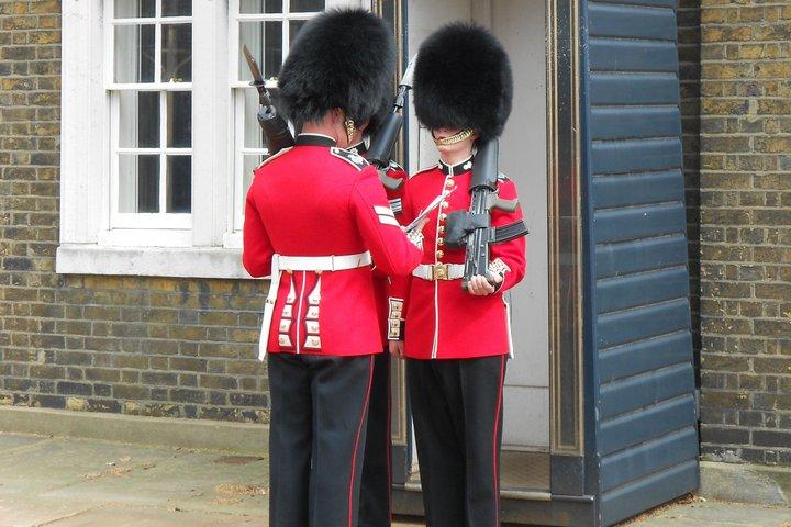 Changing of the Guard Guided Walking Tour in London