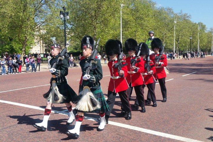 Changing of the Guard Guided Walking Tour in London