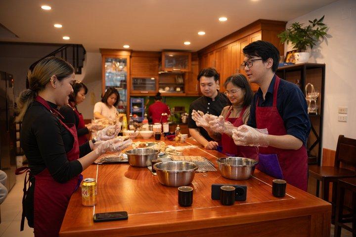 Hanoi Market Tour & Vietnamese Home Cooking Class with Transfers