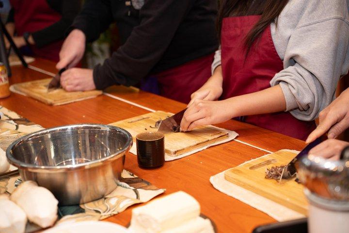 Hanoi Market Tour & Vietnamese Home Cooking Class with Transfers