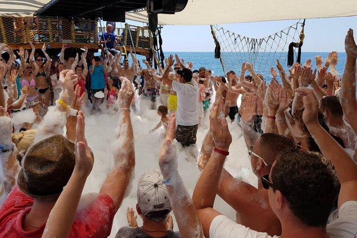 Alanya Pirate Boat Tour with Lunch and Unlimited Drinks