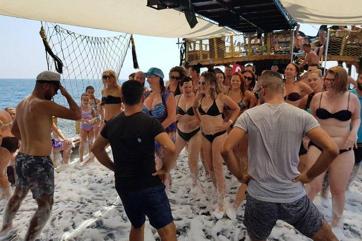 Alanya Pirate Boat Tour with Lunch and Unlimited Drinks