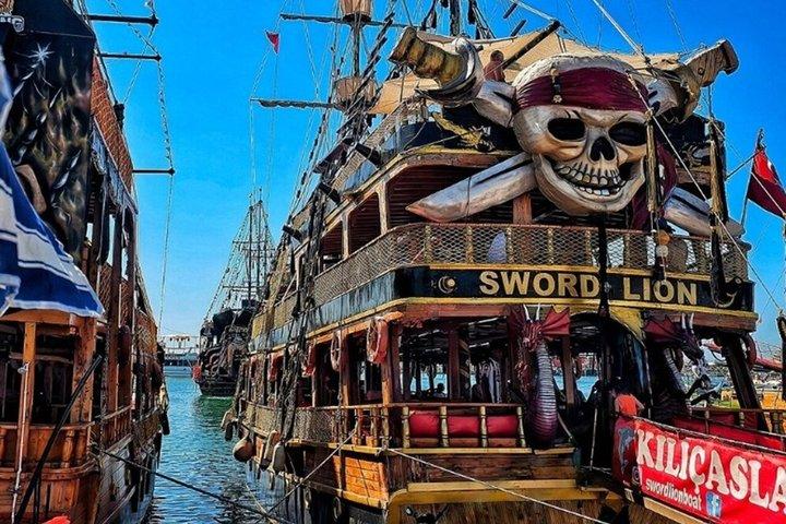 Alanya Pirate Boat Tour with Lunch and Unlimited Drinks