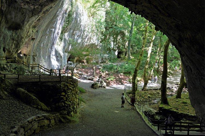 Day trip from Bayonne or Biarritz to Espelette & Zugarramurdi