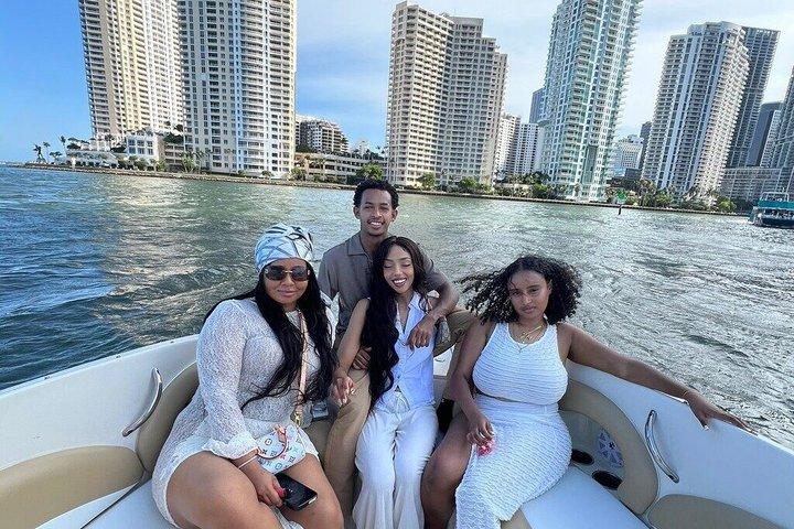 24 Ft Miami Bay: Private Boat, Gas Included , 6 people, Captained