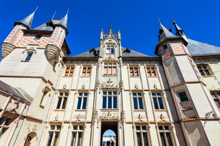 Saumur Audio Guided Walking Tour 1h30 and 18 audio reviews