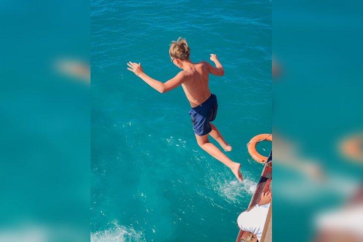 Discover whales in Tenerife: yacht tour with bath and lunch