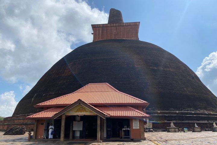 Private Guided TukTuk Tour to Anuradhapura Ancient City