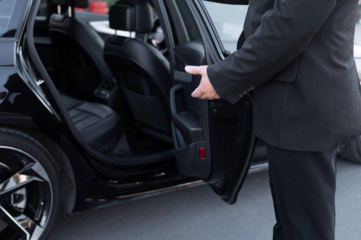 Private Airport Transfer: Hotel → Auckland Airport (AKL)