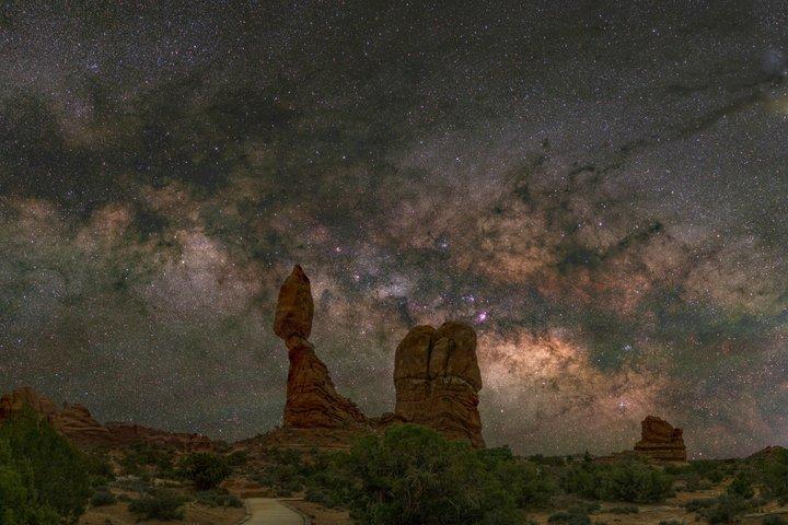 Astro-Photo, Hiking and Stargazing Tour in Arches National Park