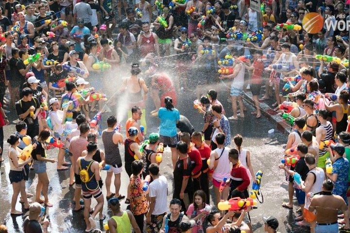 Bangkok: Songkran Water Festival day and night Tour with Guide