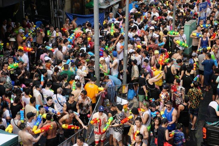 Bangkok: Songkran Water Festival day and night Tour with Guide