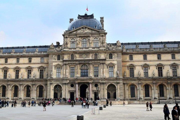 Louvre Museum Small Group Guided Tour with Entry