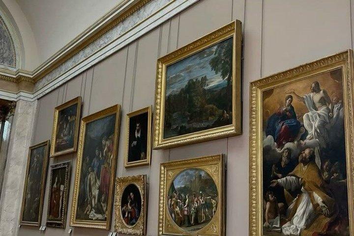 Louvre Museum Small Group Guided Tour with Entry