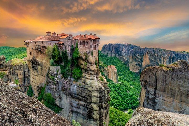 Private Transfer from Athens to Meteora with 2h Sightseeing Stop