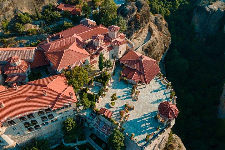 Private Transfer from Athens to Meteora with 2h Sightseeing Stop
