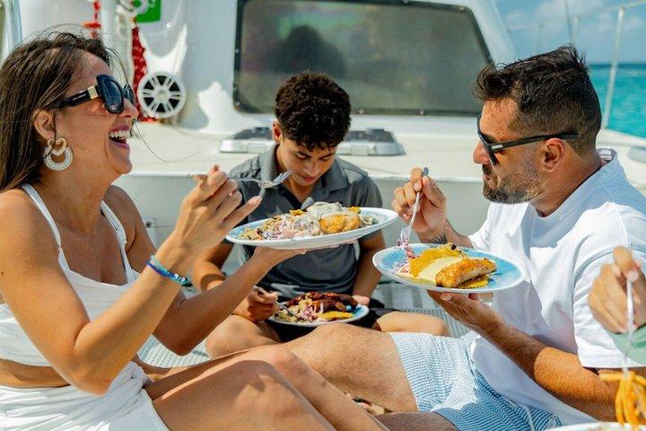 Aruba Sail and Snorkel with Turtles at WW2 Shipwreck Includes BBQ
