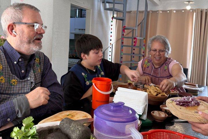 Market Tour, Hand Tortillas & Sauces in Mexico City