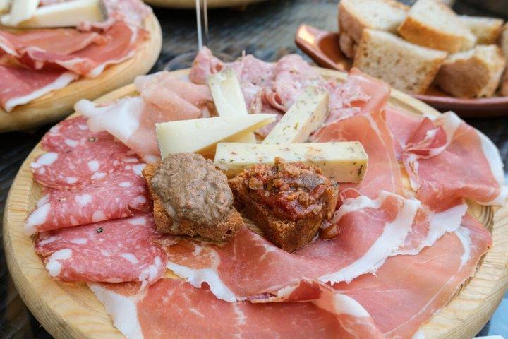 Milan Evening Tour with Aperitivo, Tram Ride and Dessert