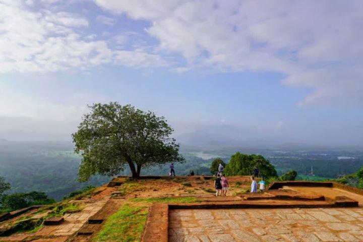 Sigiriya Rock Sunrise or Sunset Guided Hike with Local Expert