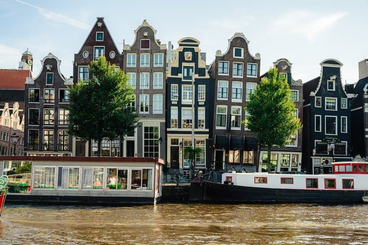 Amsterdam: German Canal Cruise with unlimited drinks