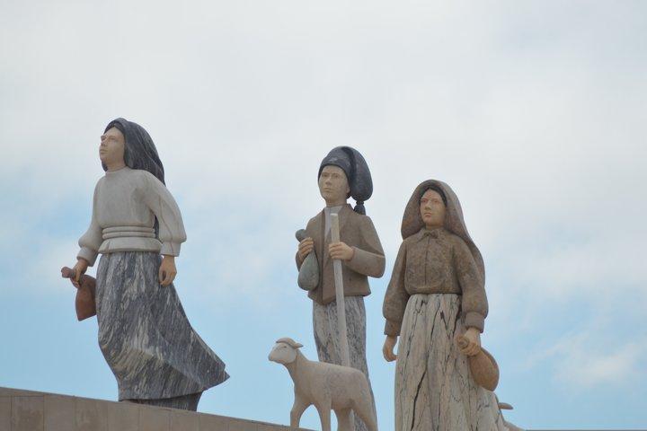 Lisbon: Sanctuary Fátima & Little Shepperd Town Guide Tour