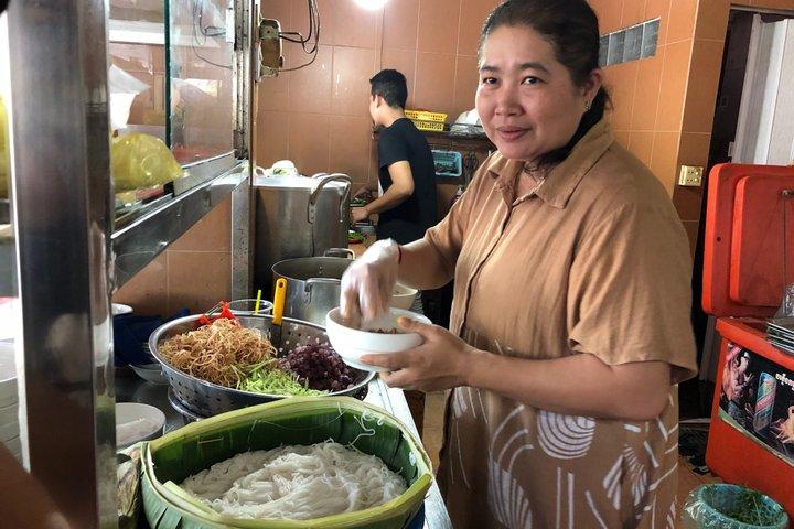 Phnom Penh Night Food Tour by Tuktuk-Local Eats& City Highlights