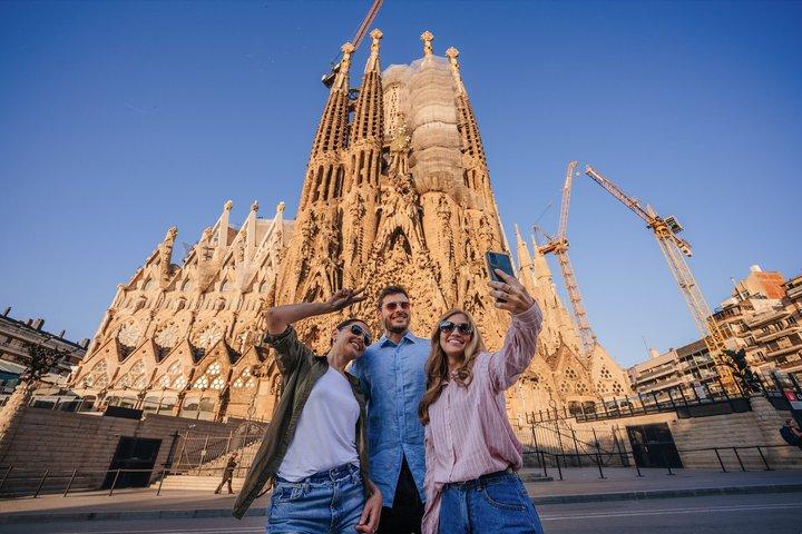 Gaudi’s Premium Small Group: from Park Guell to Sagrada Familia