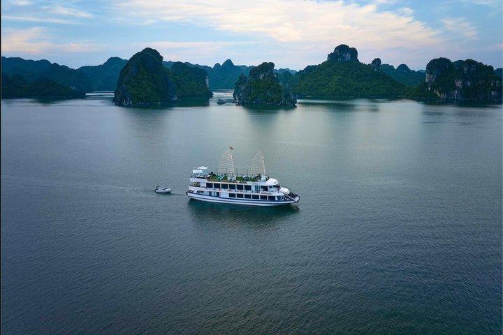 Halong Bay Day Cruise with Buffet and Jacuzzi from Hanoi