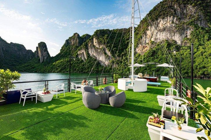Halong Bay Day Cruise with Buffet and Jacuzzi from Hanoi