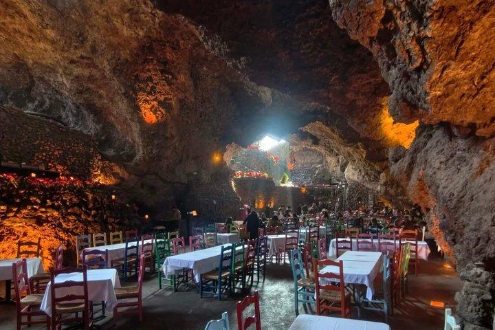 Teotihuacan Pyramids Tour + Breakfast in Cueva + Transportation