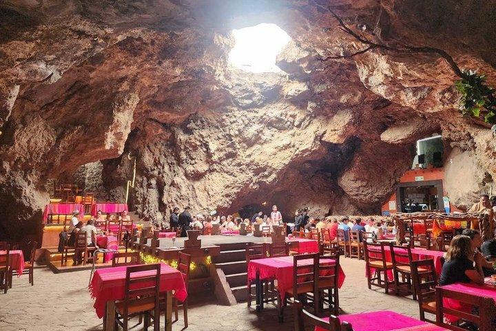 Teotihuacan Pyramids Tour + Breakfast in Cueva + Transportation