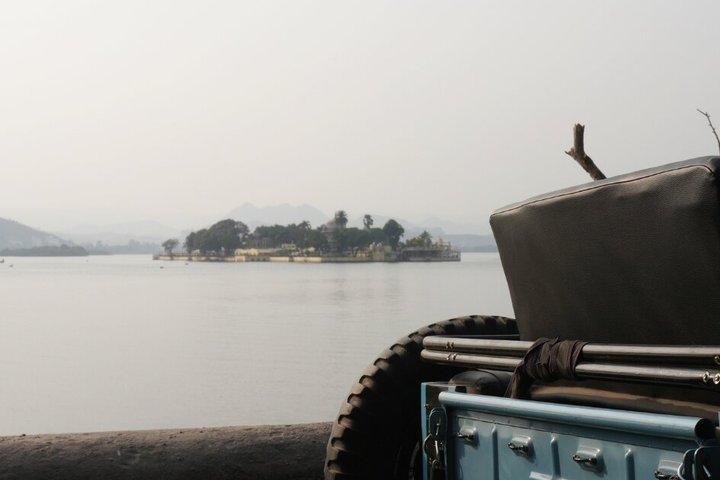 Udaipur: Private Vintage Willys Jeep Experience
