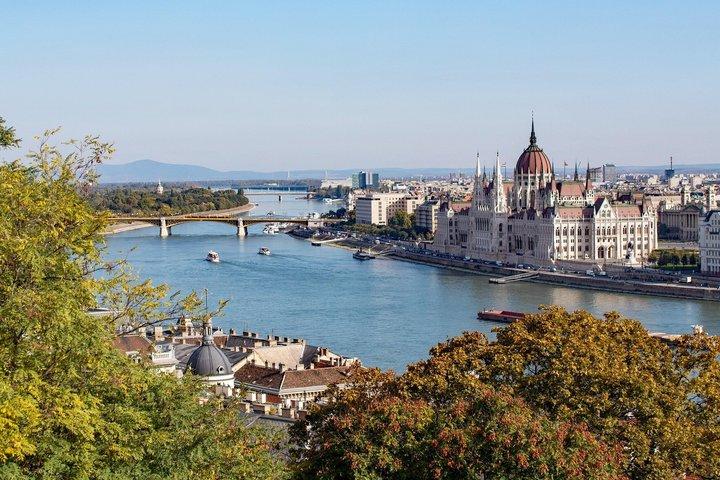 Prague to Budapest Private Transfer with 2 hours of Sightseeing