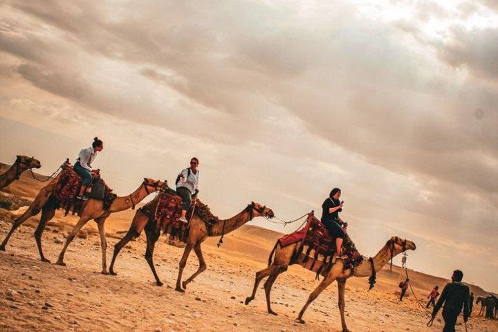 Giza Tour: Pyramids + Sphinx + Lunch by Pyramids + Expert Guide