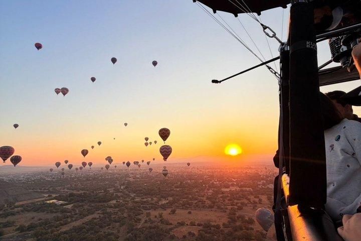Hot Air Balloon Flight over Teotihuacan with CDMX Transportation