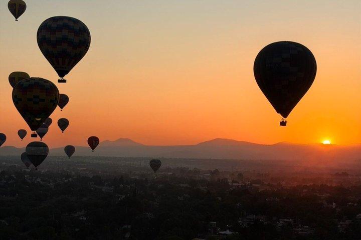 Hot Air Balloon Flight over Teotihuacan with CDMX Transportation