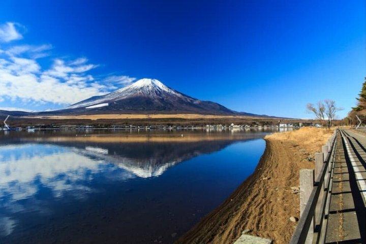 Private Fuji Tour: Lake Yamanakako, Gotemba Outlets & Onsen