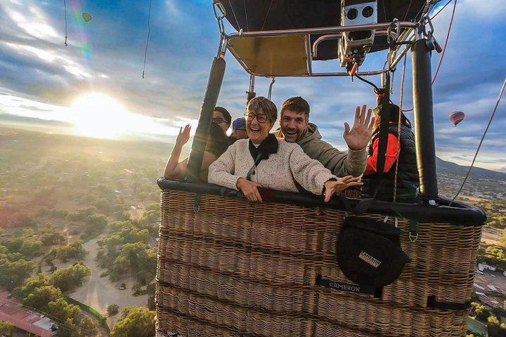 Flight Hot Air Balloon over Teotihuacan Cave Breakfast