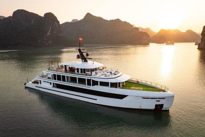 Hanoi: Scenic Ha Long & Lan Ha Bay Luxury Cruise, Kayak, Jacuzzi