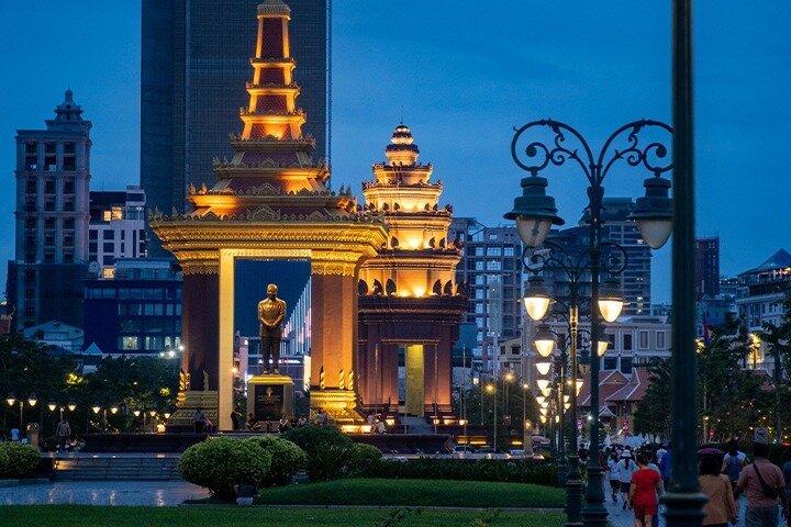 Phnom Penh: 4 hours Evening City Highlights Vespa or Tuk Tuk