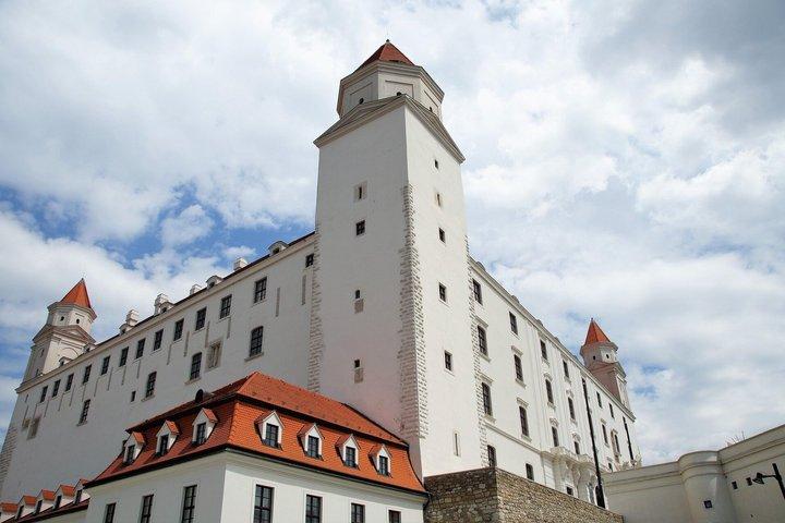 From Vienna: Day Trip to Bratislava and Budapest Guided Tour