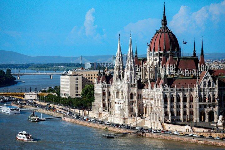 From Vienna: Day Trip to Bratislava and Budapest Guided Tour