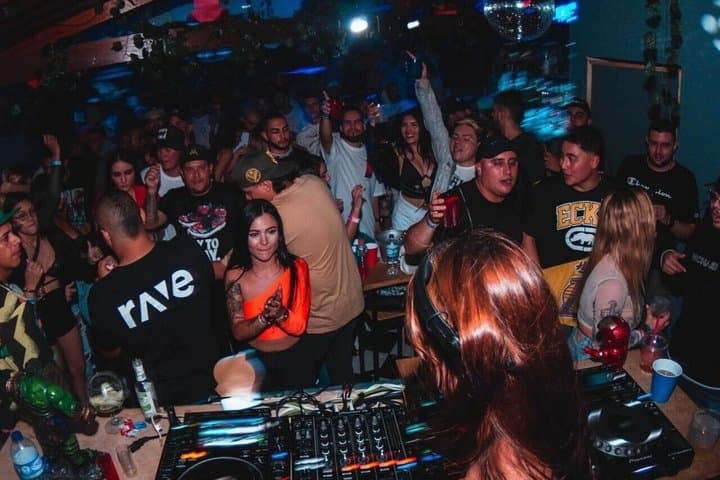 Barcelona: Tour VIP One Night in Rooftop and Nightclubs