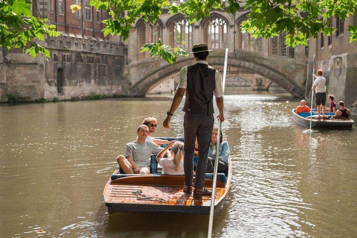 Cambridge Tour by Alumni™ & Punting + Optional King's College