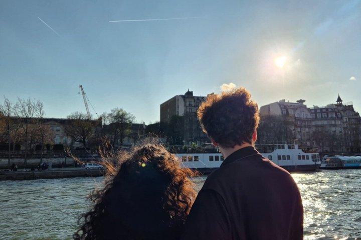 Evening Champagne Seine River Sightseeing Cruise in Paris