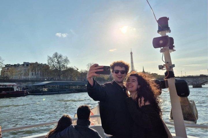 Evening Champagne Seine River Sightseeing Cruise in Paris